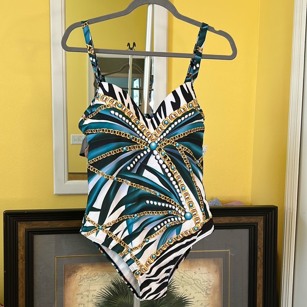 NWT… Women’s One Piece Swimsuit with Adjustable Straps Size M